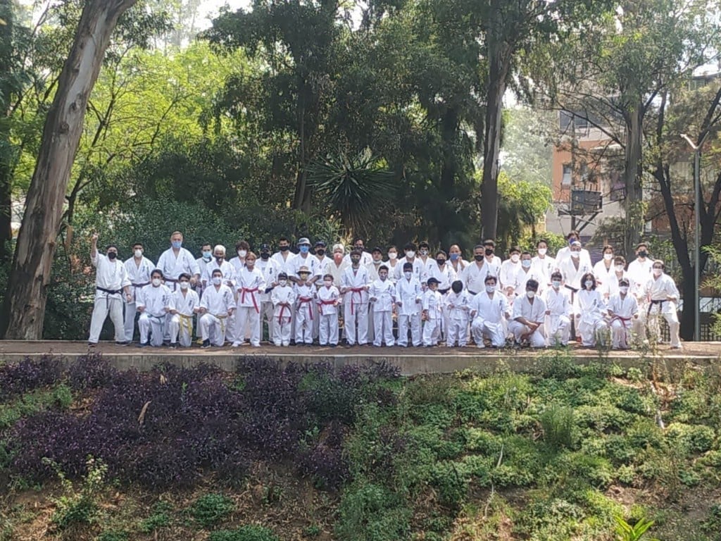 Fotografía de grupo del campamento de invierno en Ciudad de México, 20 de diciembre de 2021