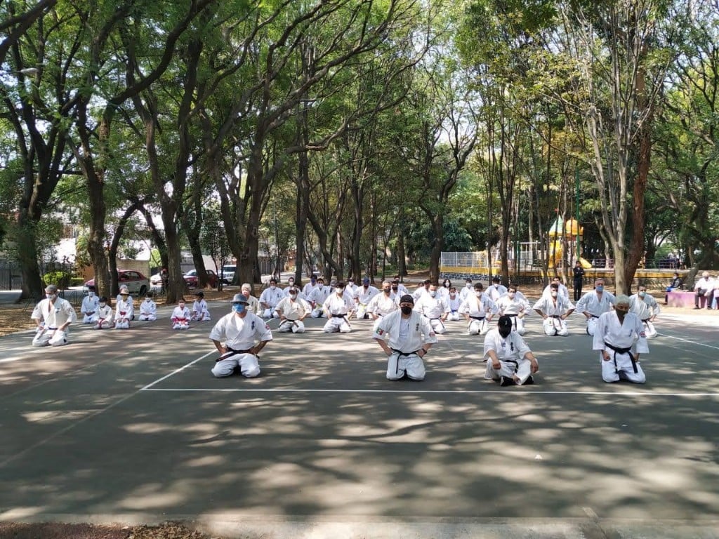 Practicantes en seiza al cierre de un bloque de entrenamiento