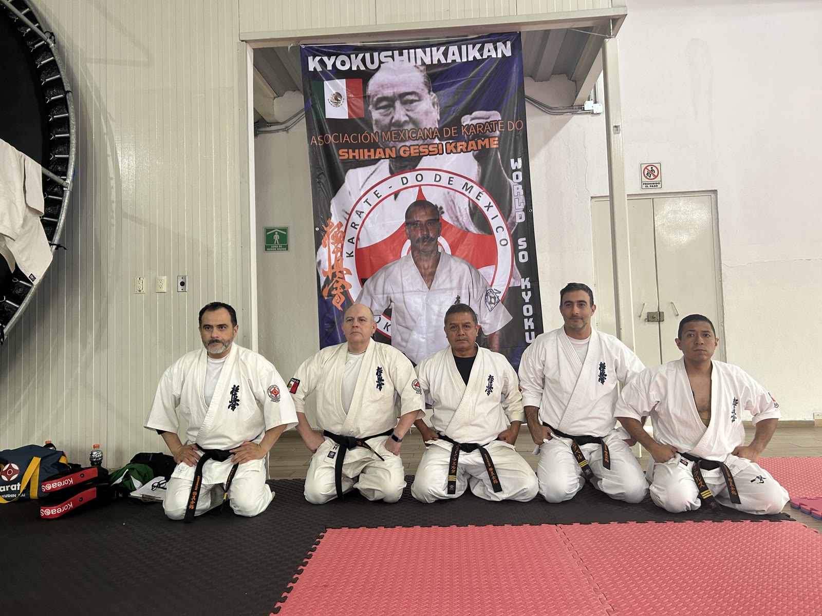Cintos negros en seiza durante el seminario
