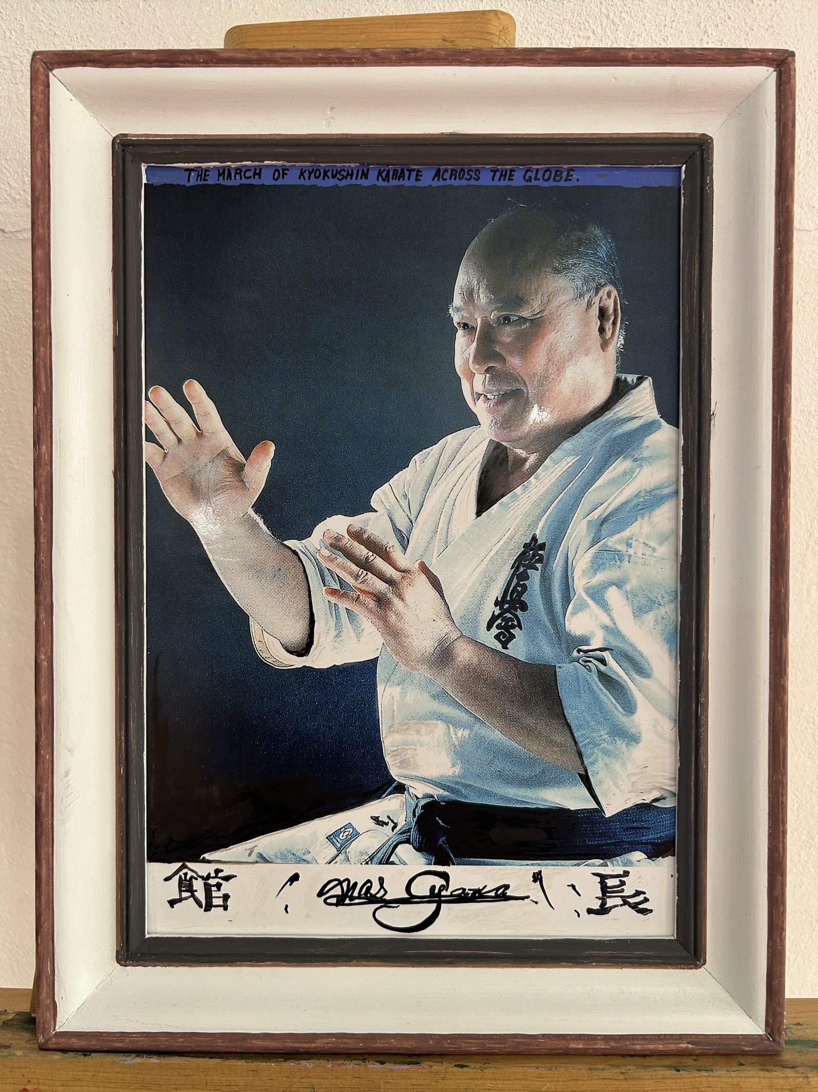 Retrato de Sosai Masutatsu Oyama presente en la sede del evento