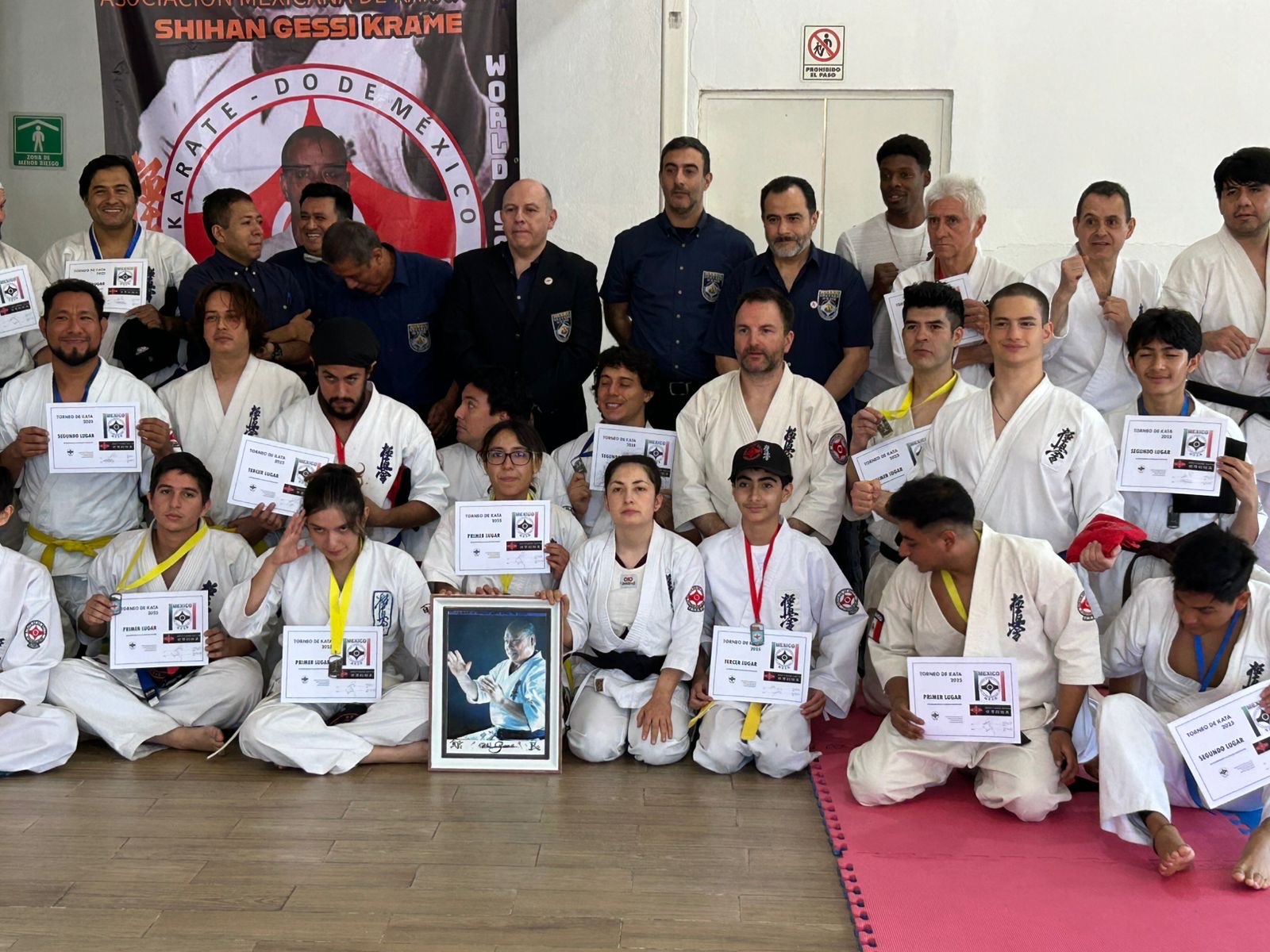 Premiación del Torneo de Kata con diplomas y medallas