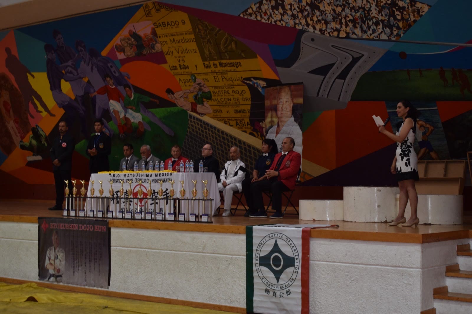 Mesa de honor del Torneo Abierto Kyokushin-Kai 2022 con oficiales, trofeos y la mesa de IKO Matsushima México