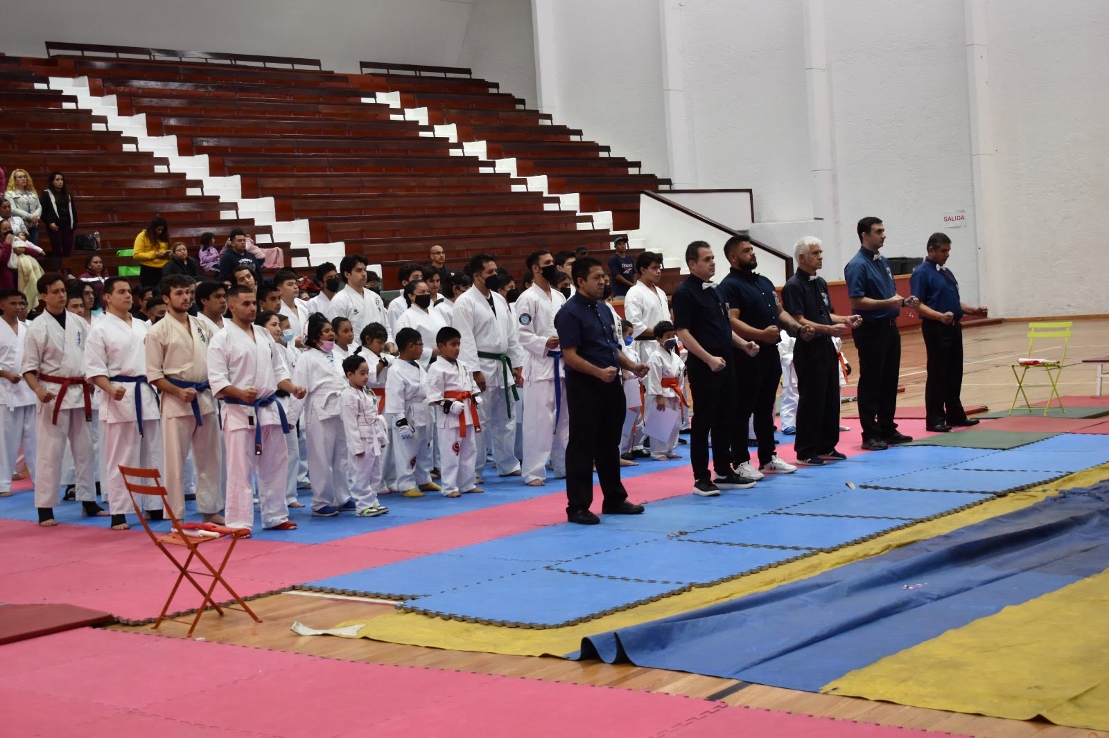 Participantes y árbitros del Torneo Abierto Kyokushin-Kai 2022 en formación sobre el tatami
