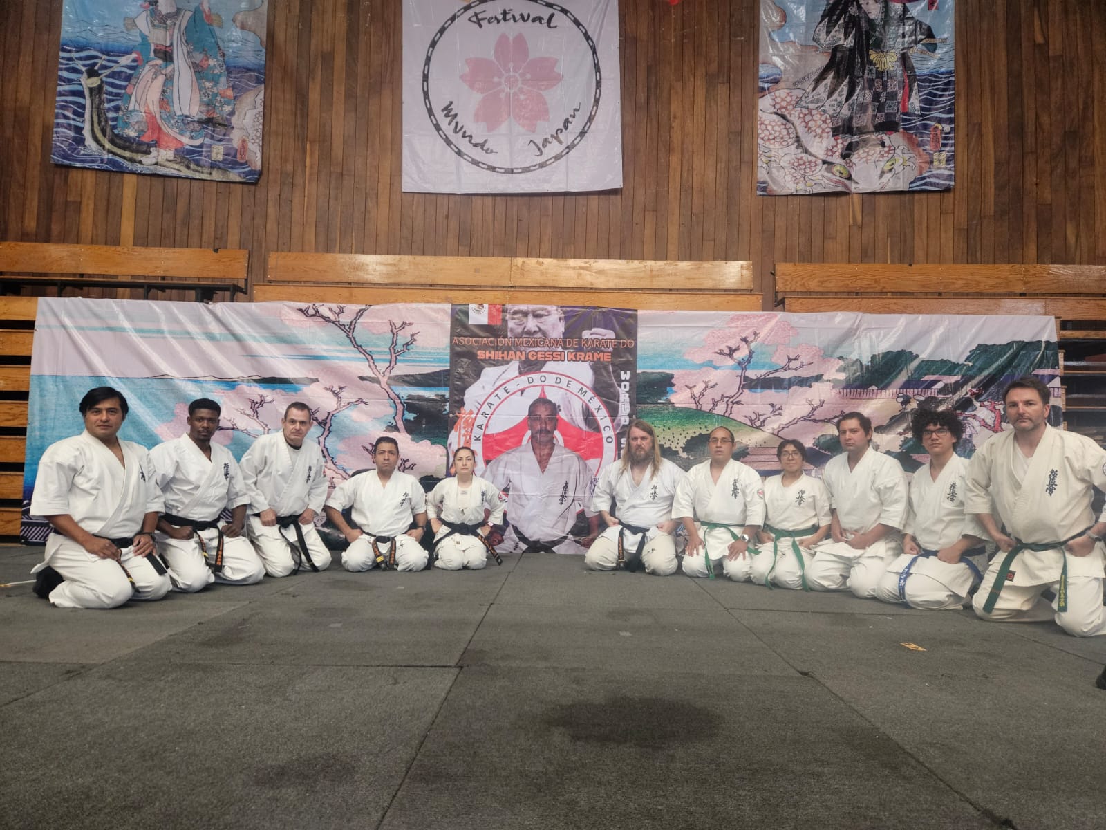 Clase de Karate Kyokushin en un dojo